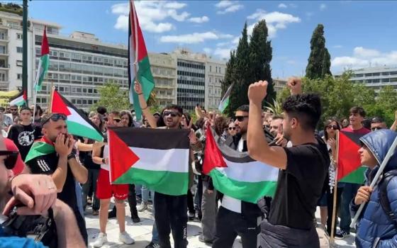 في أثينا الاحتلال يُجلي موظفي سفارته بسبب احتجاجات التضامن