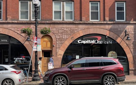 احتجاجات مستمرة ضد بنك "كابيتال وان" لدعمه الاحتلال