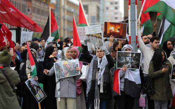 "أوقفوا تسليح إسرائيل" أنصار فلسطين يتظاهرون في شوارع تورنتو دعمًا لغزة