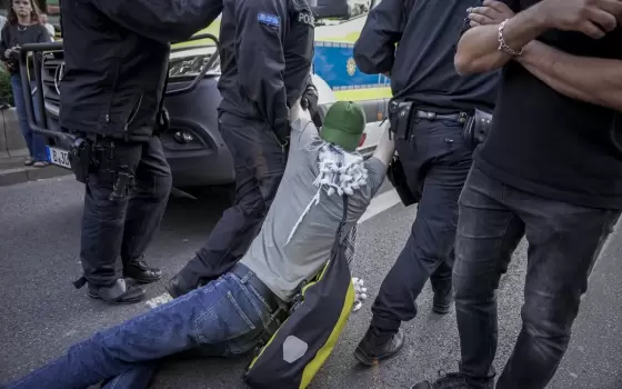 قمع واعتقال.. الشرطة الألمانية تعتدي على متظاهرين مؤيدين لغزة