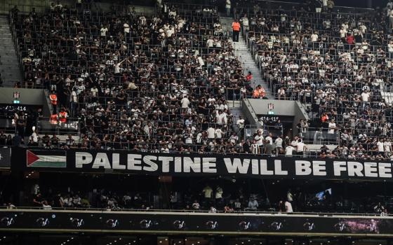 بمباراة “عيد القديس” مشجعو “بشيكتاش” يتضامنون مع غزة