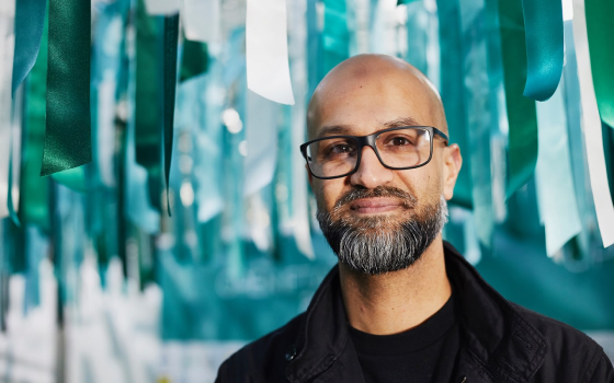 شهادة الماجستير لا تعني لي شيئًا في خضمّ الإبادة، لم أفكر في الأمر كتضحية، بقدر ما أشعر الآن بأنه تحرر  -عاصم قريشي، طالب سابق بكلية الدراسات الشرقية والإفريقية  