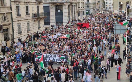 الآلاف يتظاهرون في جنيف رفضًا لتجويع غزة