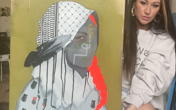 فنانة مؤيدة لفلسطين تفوز بتسوية قانونية بعد إلغاء معرضها