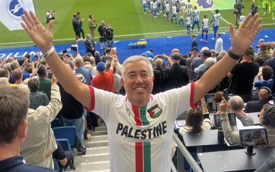 لخمس مباريات!.. منع رجل أعمال من دخول الملعب لارتدائه قميص “فلسطين”