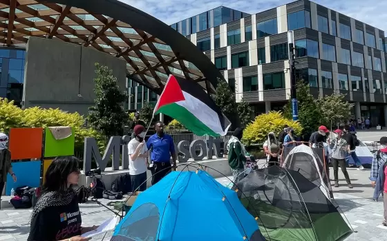 "لا للتواطؤ بالإبادة”.. موظفو "مايكروسوفت"يحتلون مكتب رئيس الشركة