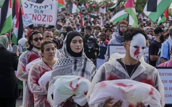 "أوقفوا الإبادة الجماعية".. آلاف المحتجين يتظاهرون في ألمانيا دعمًا لغزة