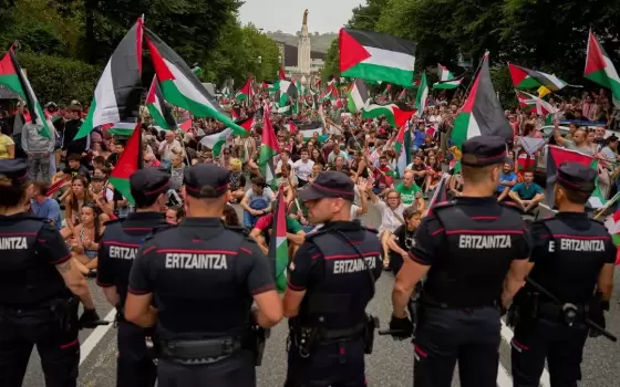 أستورياس تقاطع سباق “فويلتا” احتجاجًا على مشاركة فريق الاحتلال