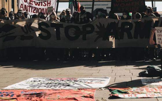 يُسلح الإبادة.. أنصار فلسطين يحتجون خارج معرض لندن للأسلحة