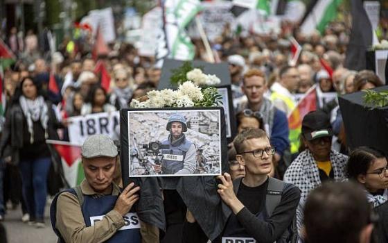 نعوش رمزية.. ستكهولم تتضامن مع الصحفيين الفلسطينيين بغزة