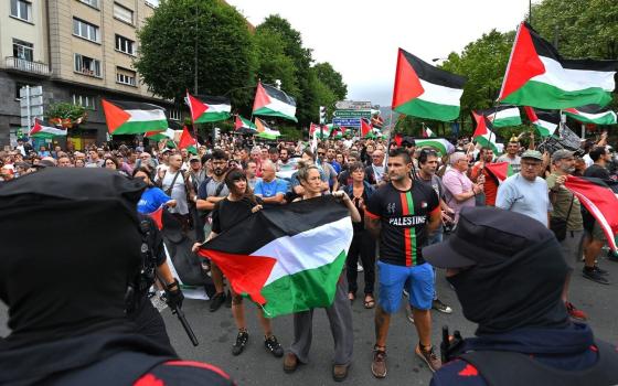 نرفض مشاركة الاحتلال!.. احتجاجات التضامن توقف سباق "لا فويلتا" الإسباني للدراجات