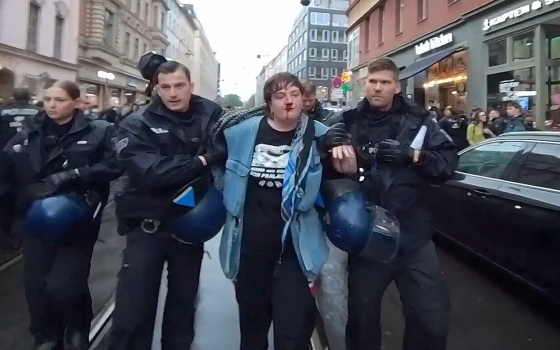 تحقيق مع شرطة برلين بعد الاعتداء على أيرلندية داعمة لغزة