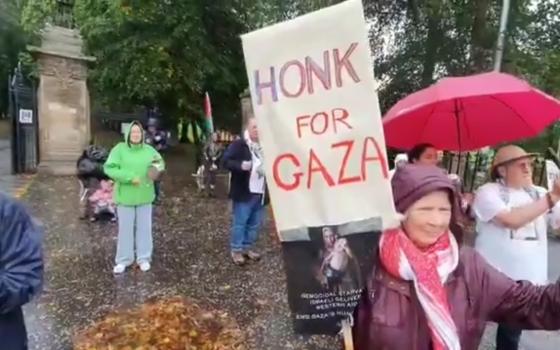 بالأواني الفارغة.. احتجاج في "كوينز بارك" رفضًا لحرب الإبادة والتجويع بغزة