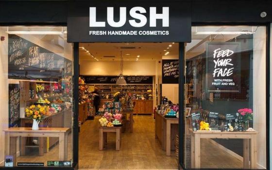 "نرفض استمرار الإبادة".. شركة "Lush" تغلق متاجرها ومصانعها في المملكة المتحدة