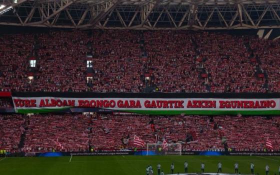 مشجعي "أتلتيك بلباو" يرفعون لافتة تضامنًا مع فلسطين بدوري أبطال أوروبا