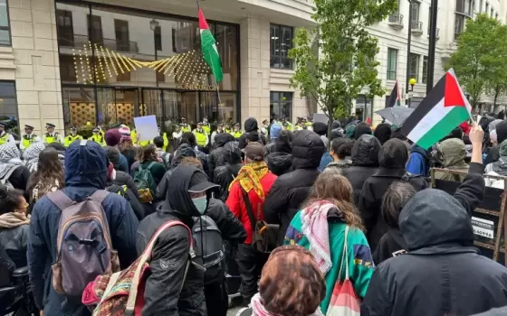 "قاطعوا البضائع الإسرائيلية".. نشطاء في أبردين وبورتليثن يعتصمون أمام فروع "هوم بارجينز"