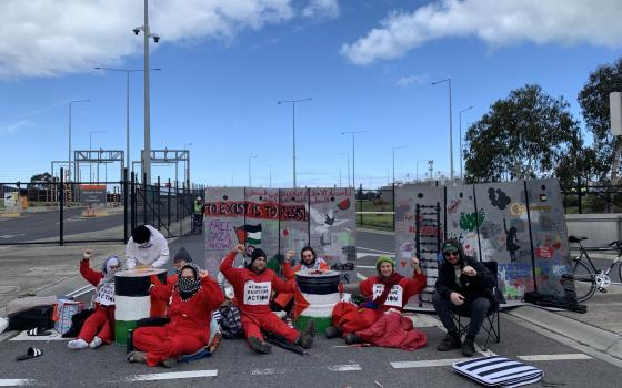 رفضًا للتواطؤ التجاري.. ناشطون يوقفون حركة الشاحنات في ميناء ملبورن