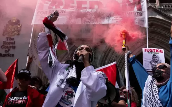 تضامنوا مع "حركة فلسطين".. عشرات النشطاء يمثلون أمام المحكمة البريطانية بدعوى "الإرهاب"