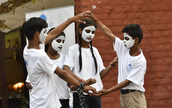 بعد مقاطعته.. وزارة التعليم الهندية تأمر بإعادة عرض مؤيد لغزة