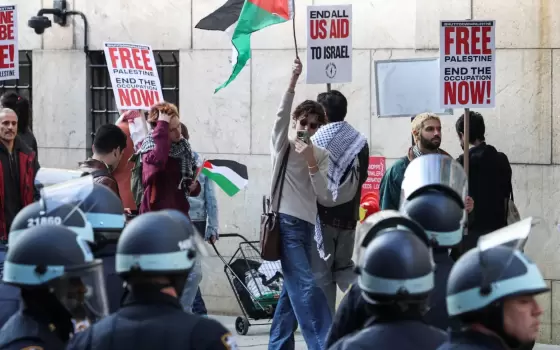 "مع العلم، ضد الإبادة".. احتجاج في جامعة مونتانا على تمويل أبحاث زراعية أمريكية-إسرائيلية