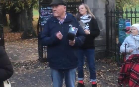 بالأواني الفارغة.. أنصار فلسطين يحتجون في "كوينز بارك" بغلاسكو دعمًا لغزة