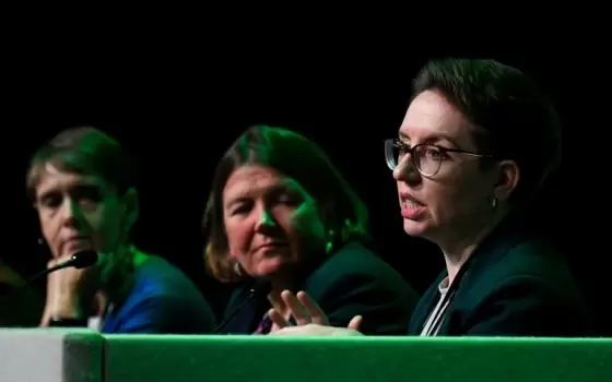 "اعتذروا عن وعد بلفور" .. حزب الخضر البريطاني يصوّت لتصنيف جيش الاحتلال كمنظمة إرهابية