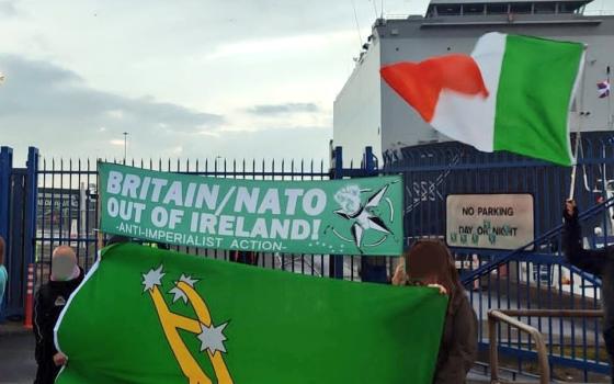 "لا لتسليح إسرائيل".. احتجاج في دبلن رفضًا لرسو سفينة حربية هولندية تابعة للناتو