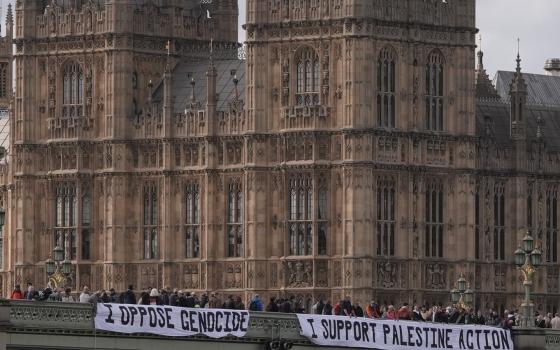 "أدعم حركة فلسطين".. لافتات تضامنية على جسر وستمنستر في لندن