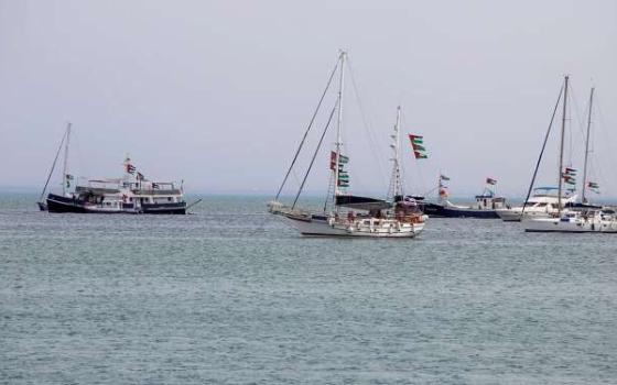 11 سفينة من "أسطول الصمود" تواصل إبحارها نحو غزة