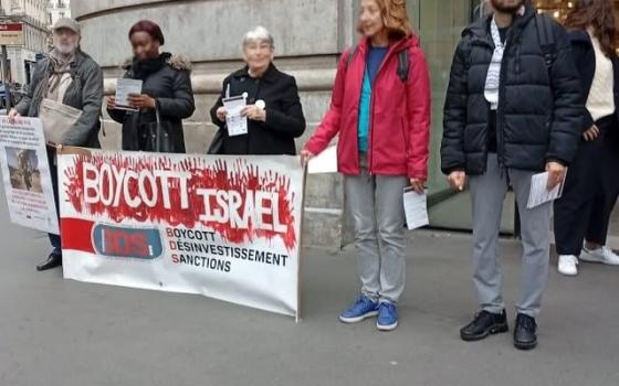 يستثمر مع الاحتلال  احتجاج أمام "زارا" في فرنسا  