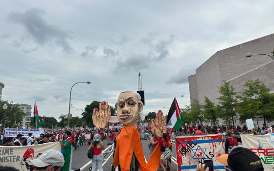 نشطاء يقاطعون توقيع كتاب لشقيق نتنياهو في صربيا