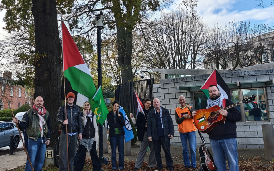 أيرلنديون يحتجون للأسبوع الـ 89 أمام السفارة الأمريكية دعمًا لفلسطين