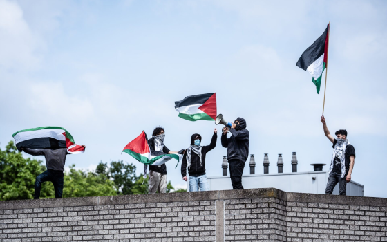 "لا لقمع الأصوات المتضامنة"  احتجاج بجامعة "نايميخين" بهولندا بسبب معاقبة موظف دعم فلسطين