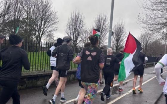 عداؤون يشاركون في سباق 10 كيلومترات من أجل فلسطين في أيرلندا