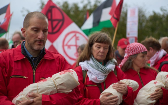 المدينة تتشح بالأحمر! .. حملة تضامنية في لندن لدعم الأسرى الفلسطينيين