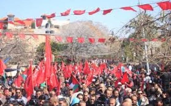 متواطئ مع الاحتلال  احتجاج أمام اتحاد العمال الأميركي