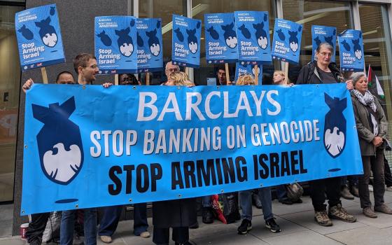 يستثمر في الإبادة  ..احتجاج أمام بنك "باركليز " بإدنبرة
