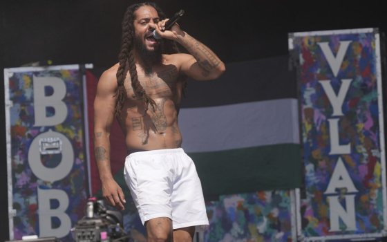 بزعم إقامة تحية نازية!  “بوب فيلان” ينتزع اعتذارًا وتعويضًا بعد حملة تشهير إعلامية