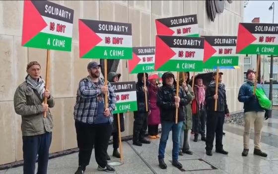 دعموا فلسطين احتجاج أمام المحكمة الجنائية في دبلن دعمًا لنشطاء محتجزين