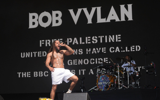 وقف رعاية بودكاست استضاف صاحب هتاف “الموت للجيش الإسرائيلي