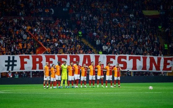 جماهير تركيا تهتف لفلسطين خلال مباراة أمام إسبانيا