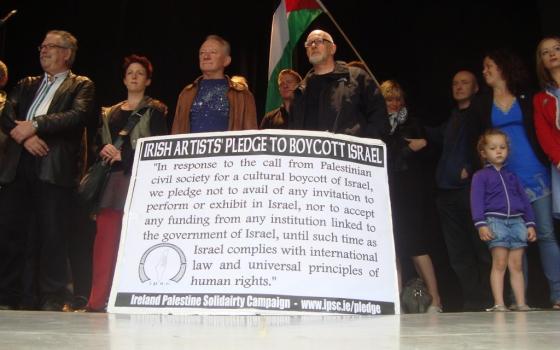 2376 توقيعًا.. آلاف الفنانين في أيرلندا يجددون التزامهم بعدم التطبيع مع الاحتلال