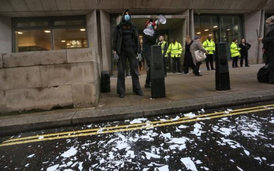 في بريطانيا ..تحطيم47 طبقًا أمام وزارة العدل تضامنًا مع المضربين عن الطعام