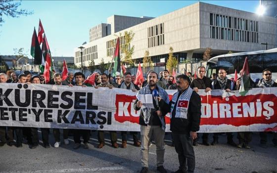 تنديدًا باستمرار العدوان وقفة احتجاجية أمام السفارة الأمريكية في أنقرة تضامنًا مع غزة