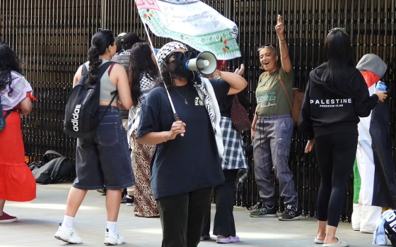 مجندة سابقة بجيش الاحتلال!  بريطانيا تحاكم متظاهرين عطلوا تصوير فيلم "غال غادوت"