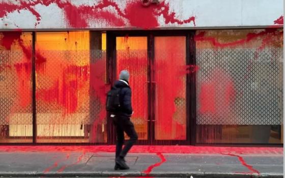 مجرم حرب ..نشطاء من حركة “Shut the System” يستهدفون معهد "توني بلير "