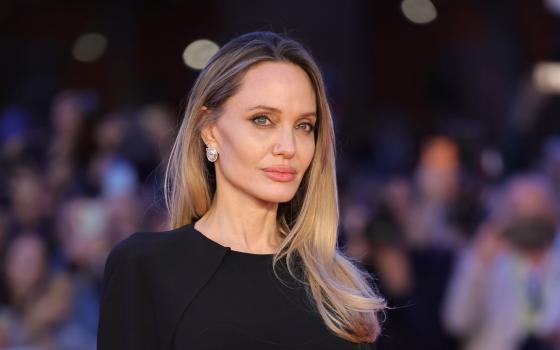 أنجلينا جولي تعلن نيتها إنشاء قرية إغاثة للأيتام في قطاع غزة