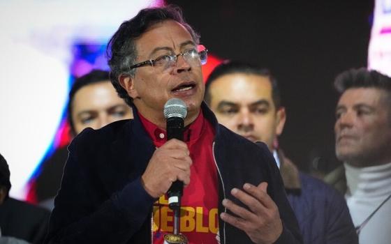 الرئيس الكولومبي يمنح وسام "سيمون بوليفار" لأهالي غزة