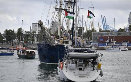 إعداد لافتات تضامنية "أسطول الصمود المغاربي" يدعو الجماهير الرياضية لدعم فلسطين