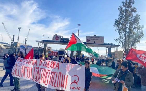 "أوقفوا تسليح إسرائيل" ..إضرابات واحتجاجات واسعة تشلّ حركة النقل في إيطاليا
